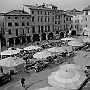PADOUE, ITALIE - CIRCA 1960: Marche sur la Piazza del Erbe, circa 1960 a Padoue, Italie. (Photo by Georges MARTIN/Gamma-Rapho via Getty Images)